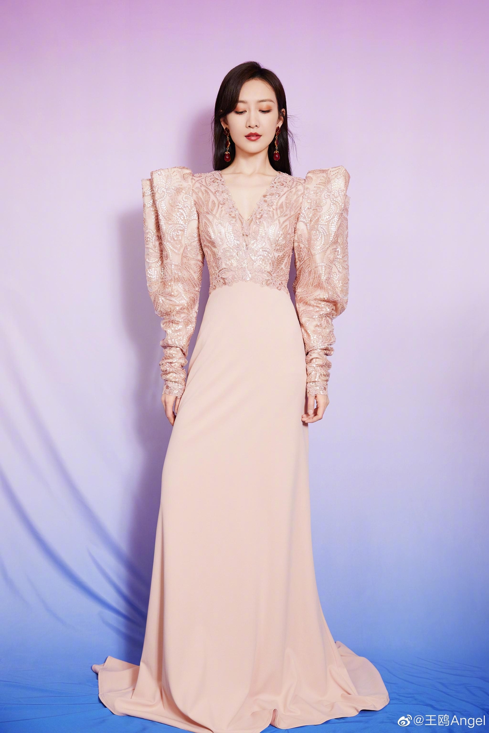 王鸥深V礼服尽显性感撩人写真