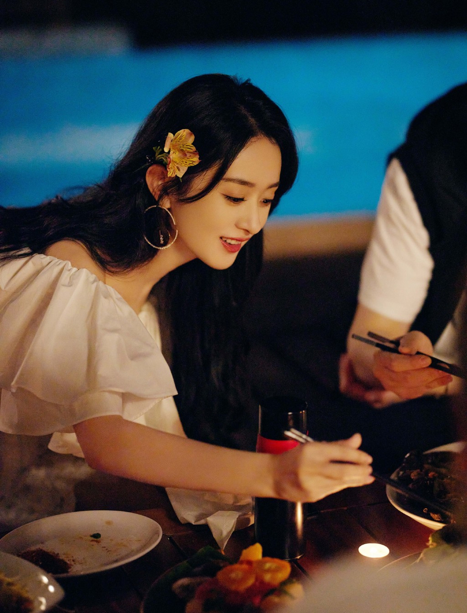 赵丽颖手握烤串灵动甜美写真美照