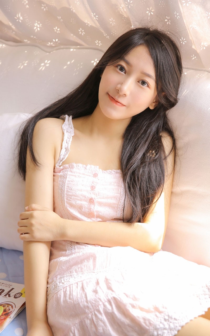 黑长直发气质女神吊带香肩图片