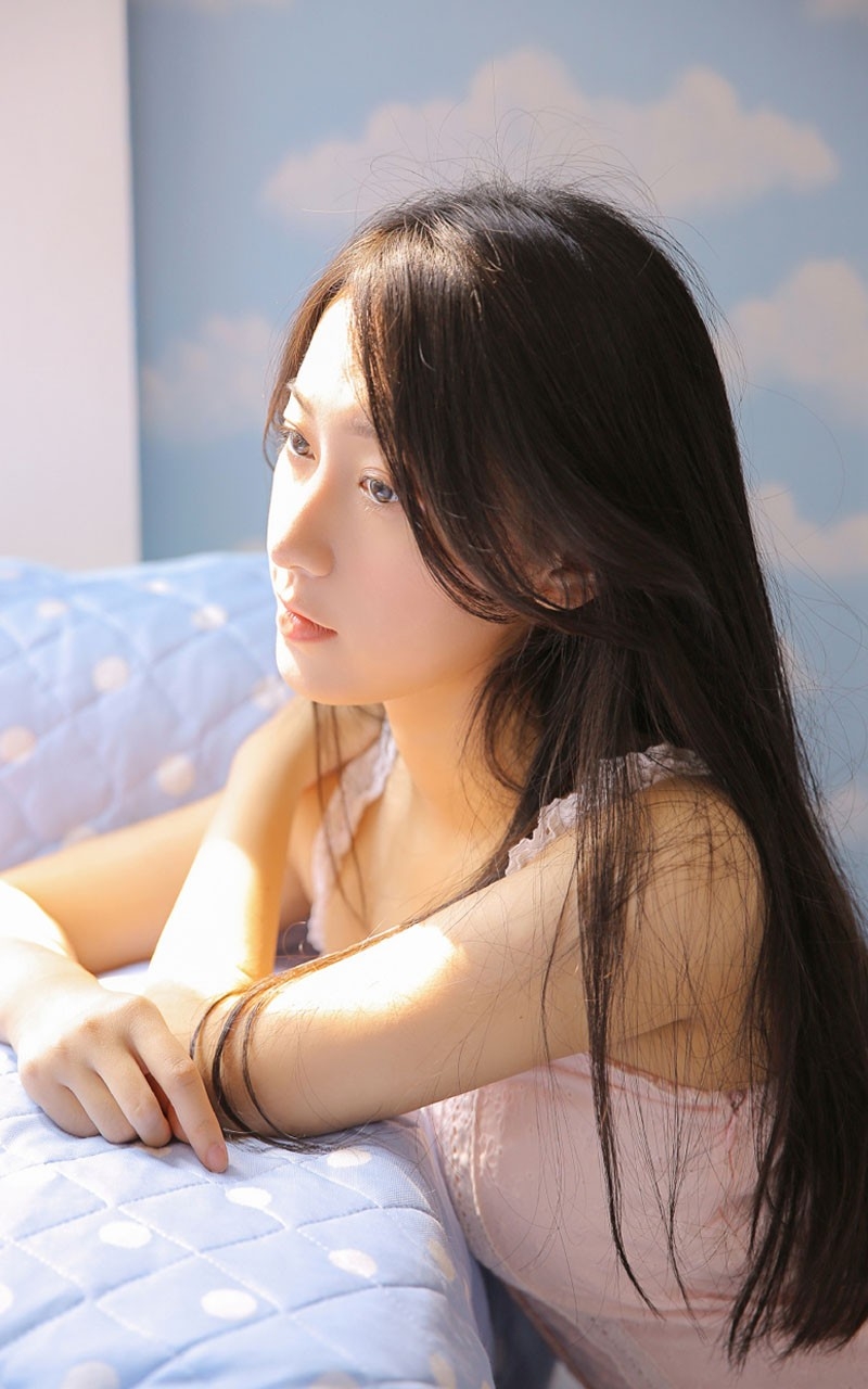 黑长直发气质女神吊带香肩图片