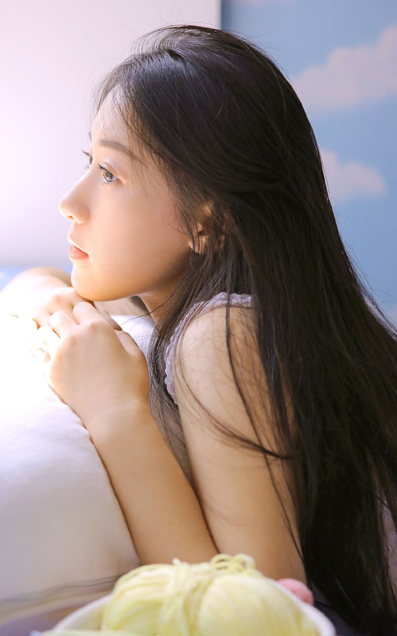 黑长直发气质女神吊带香肩图片