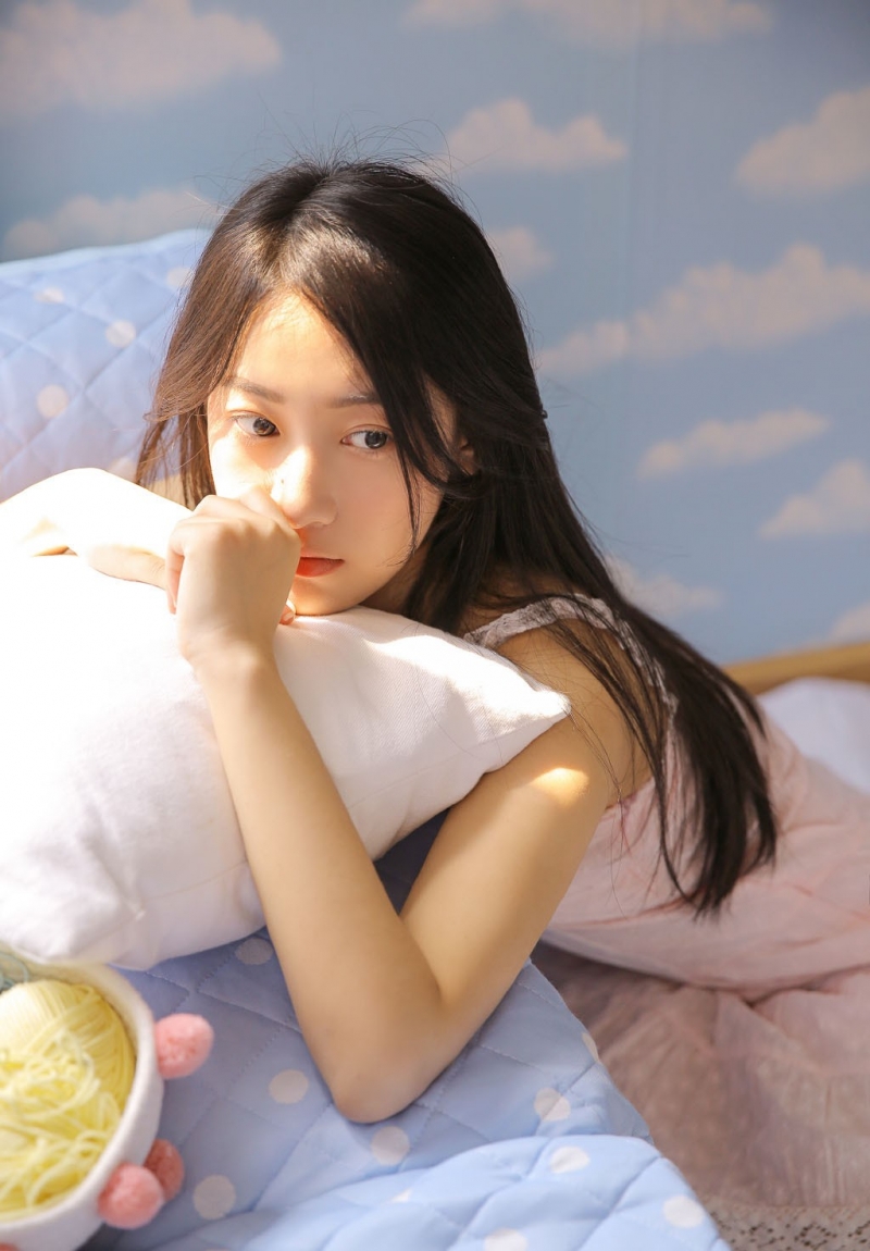 黑长直发气质女神吊带香肩图片