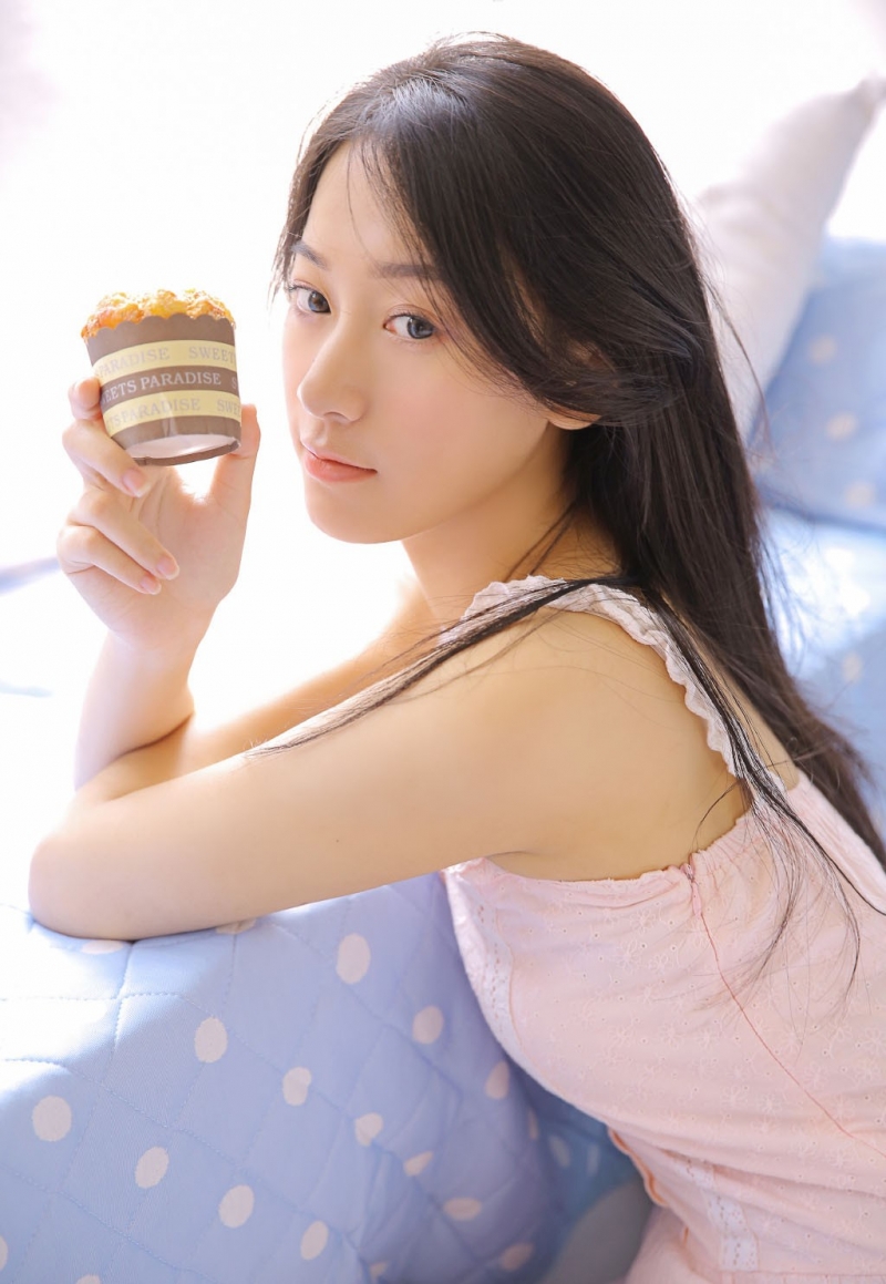 黑长直发气质女神吊带香肩图片