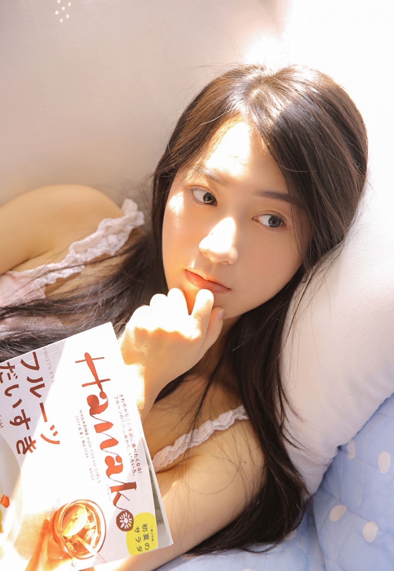 黑长直发气质女神吊带香肩图片