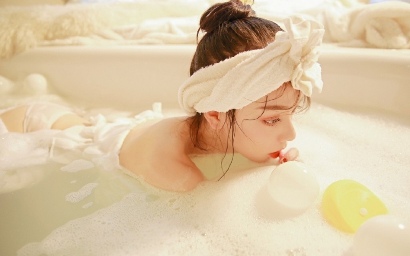 湿身美女香肩锁骨美丽动人套图