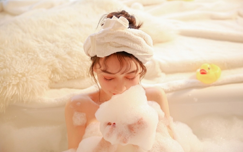 湿身美女香肩锁骨美丽动人套图