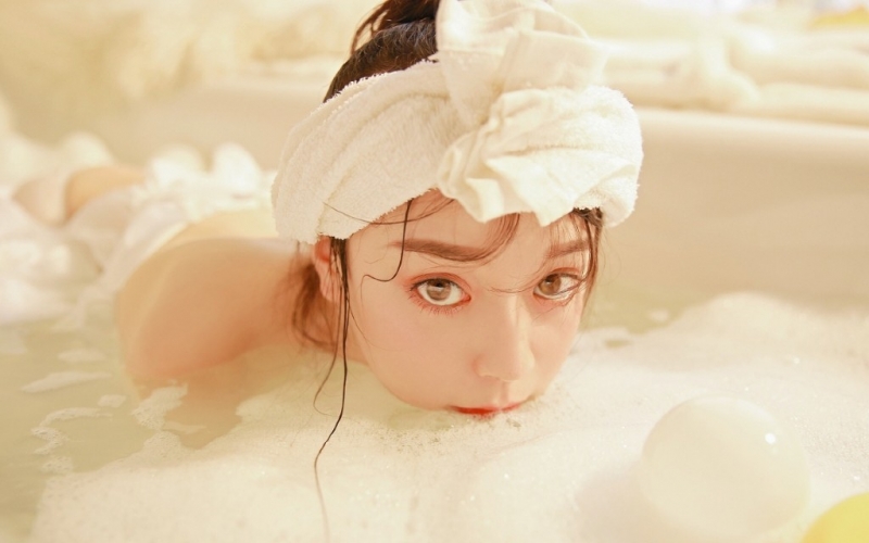 湿身美女香肩锁骨美丽动人套图