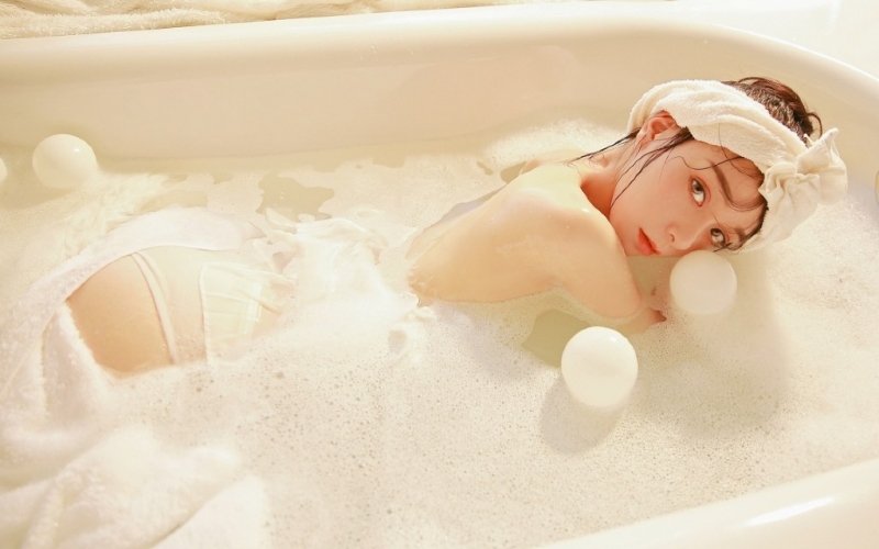 湿身美女香肩锁骨美丽动人套图