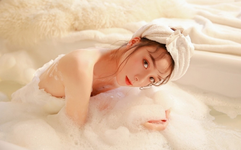 湿身美女香肩锁骨美丽动人套图