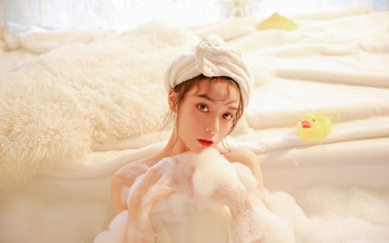 湿身美女香肩锁骨美丽动人套图