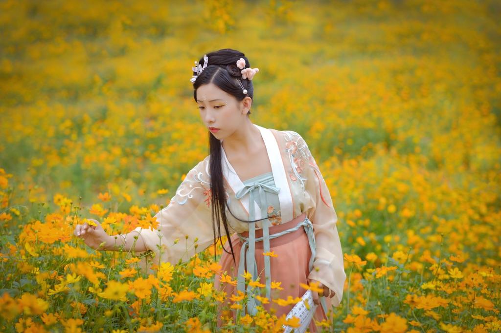 花海中的汉服美女清新脱俗写真