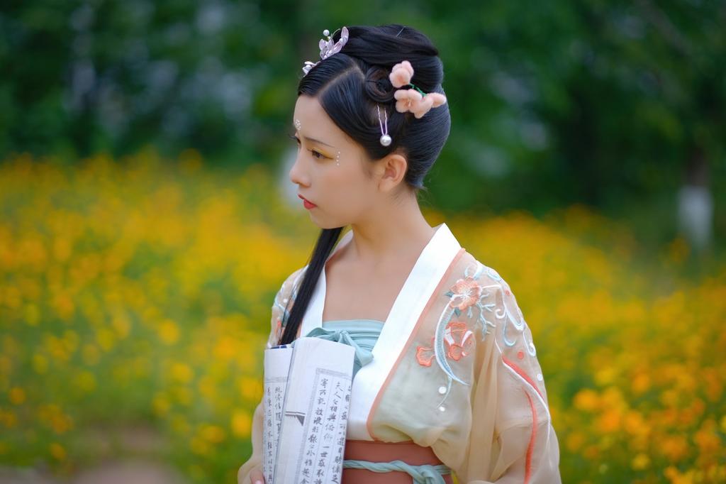 花海中的汉服美女清新脱俗写真