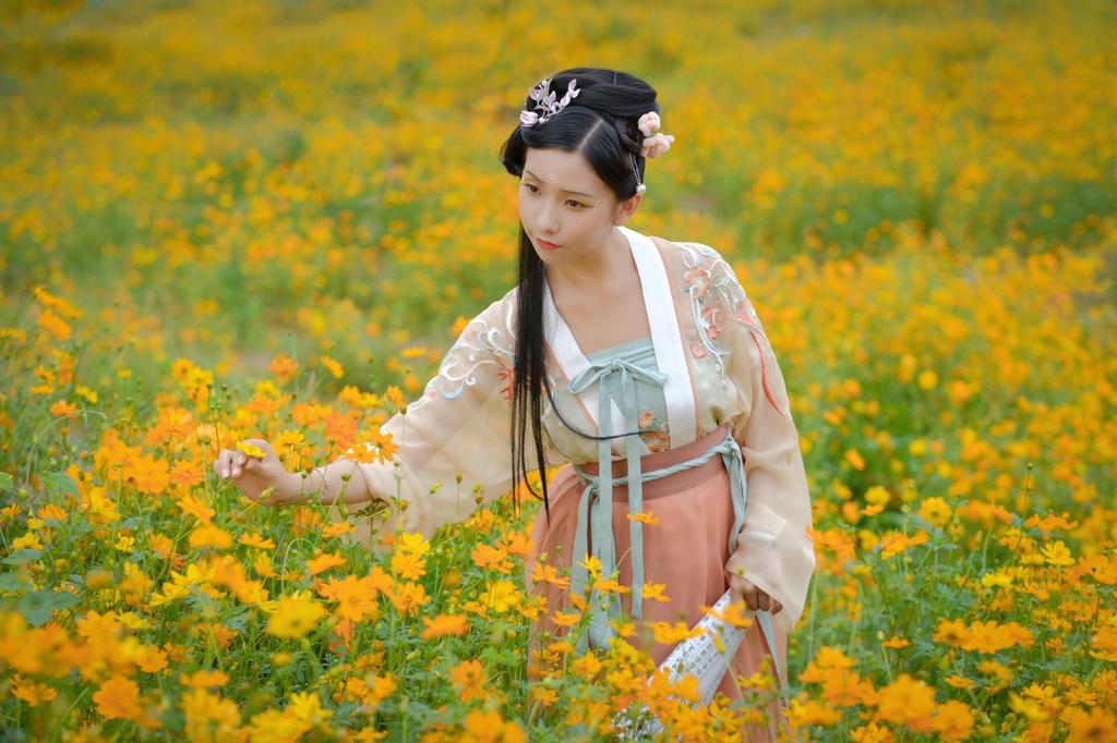 花海中的汉服美女清新脱俗写真