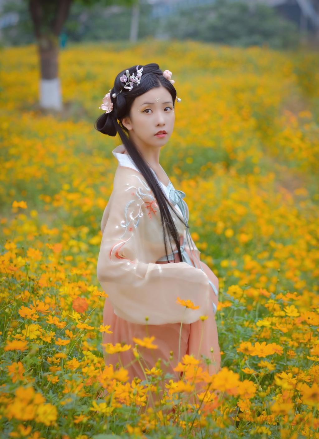 花海中的汉服美女清新脱俗写真