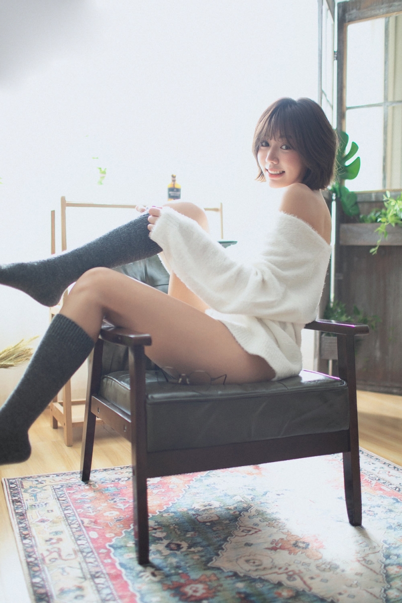 短发妹子黑丝美腿室内个人写真