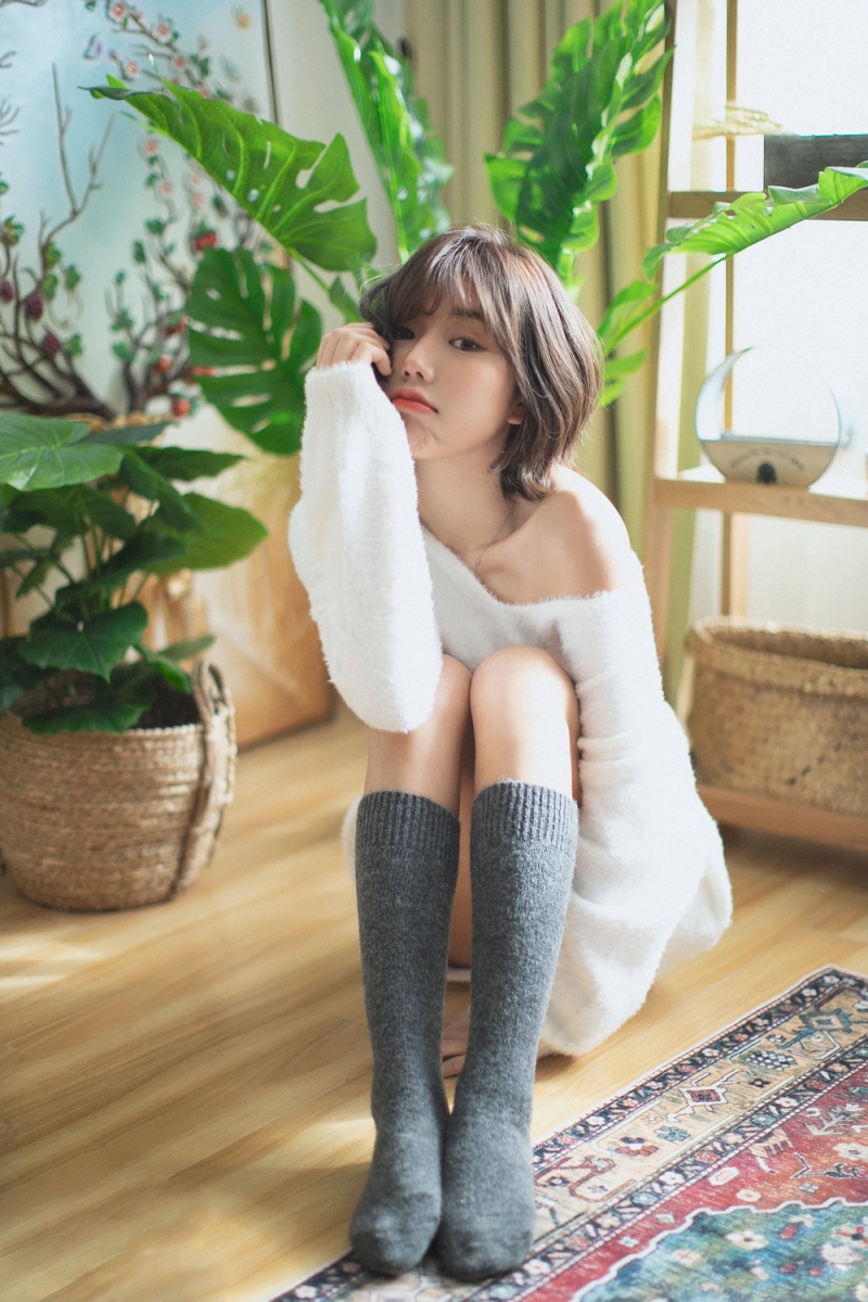 短发妹子黑丝美腿室内个人写真