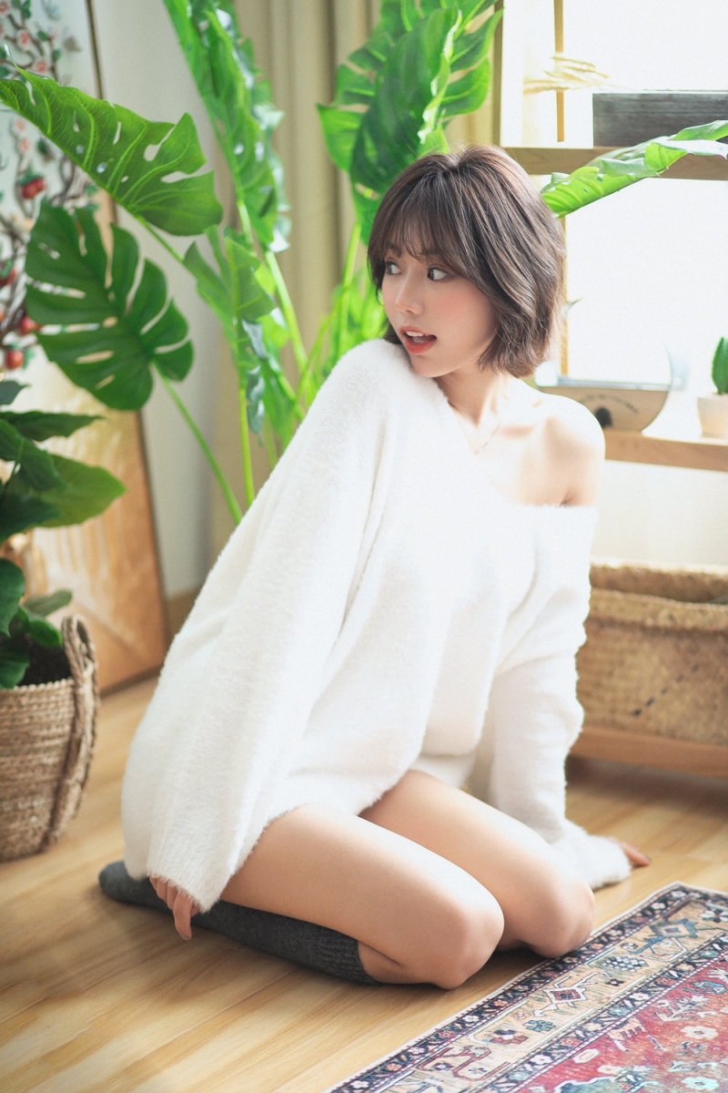 短发妹子黑丝美腿室内个人写真