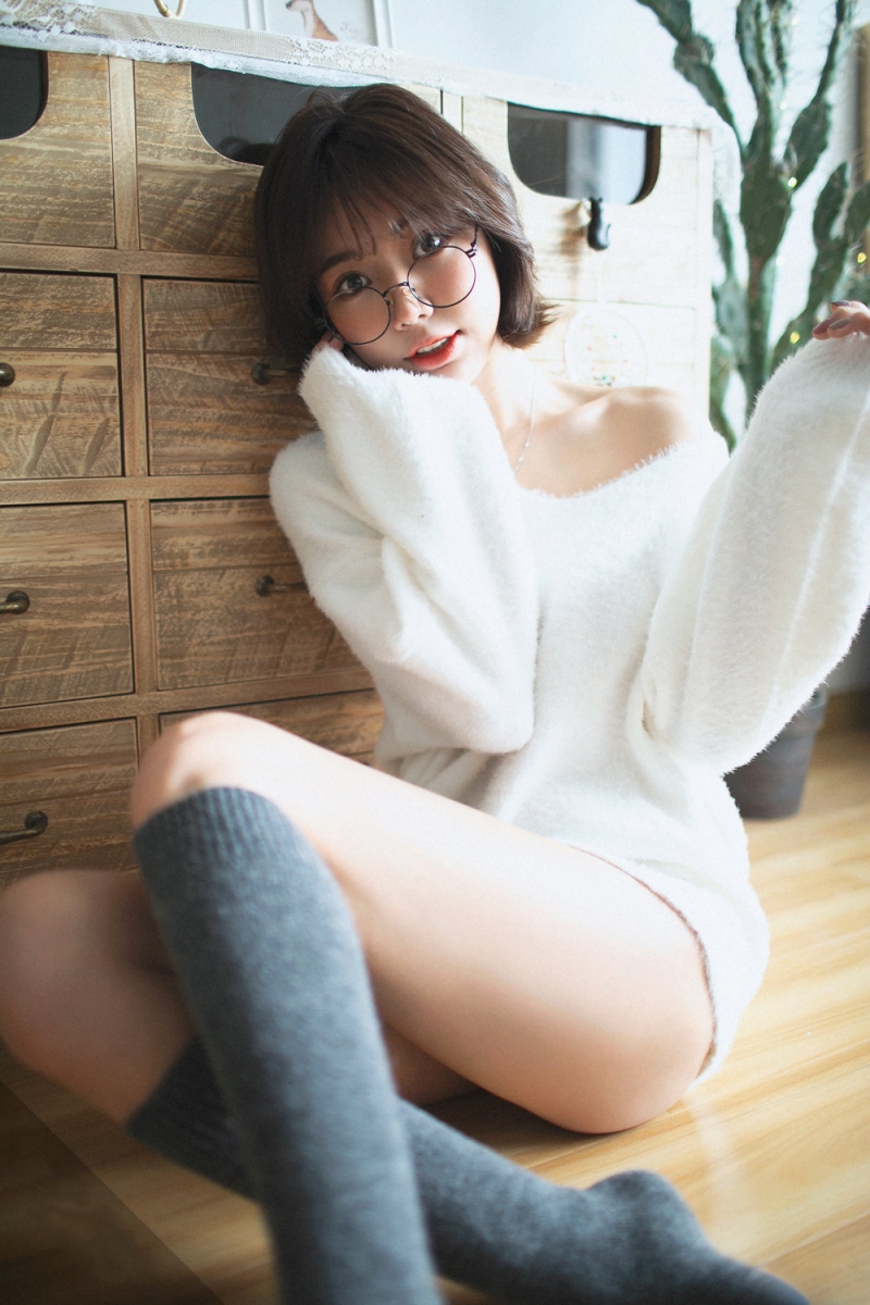 短发妹子黑丝美腿室内个人写真