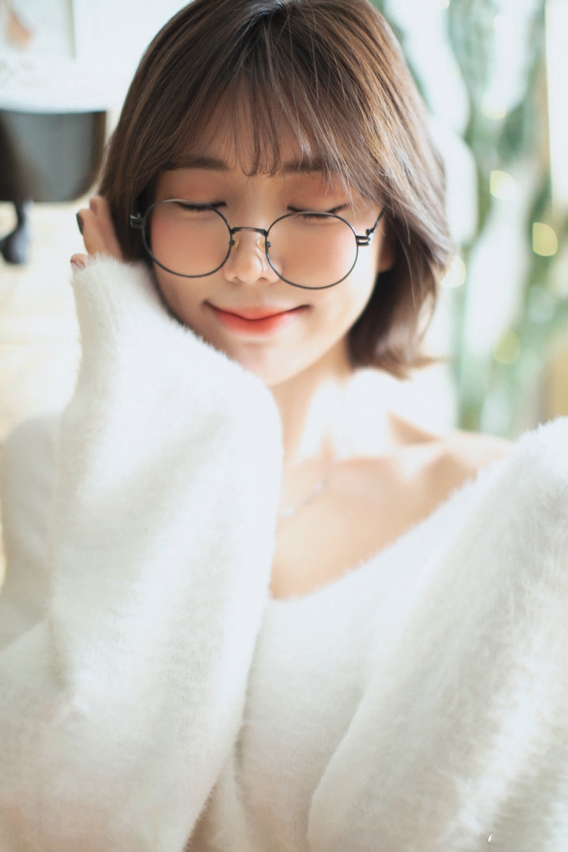 短发妹子黑丝美腿室内个人写真