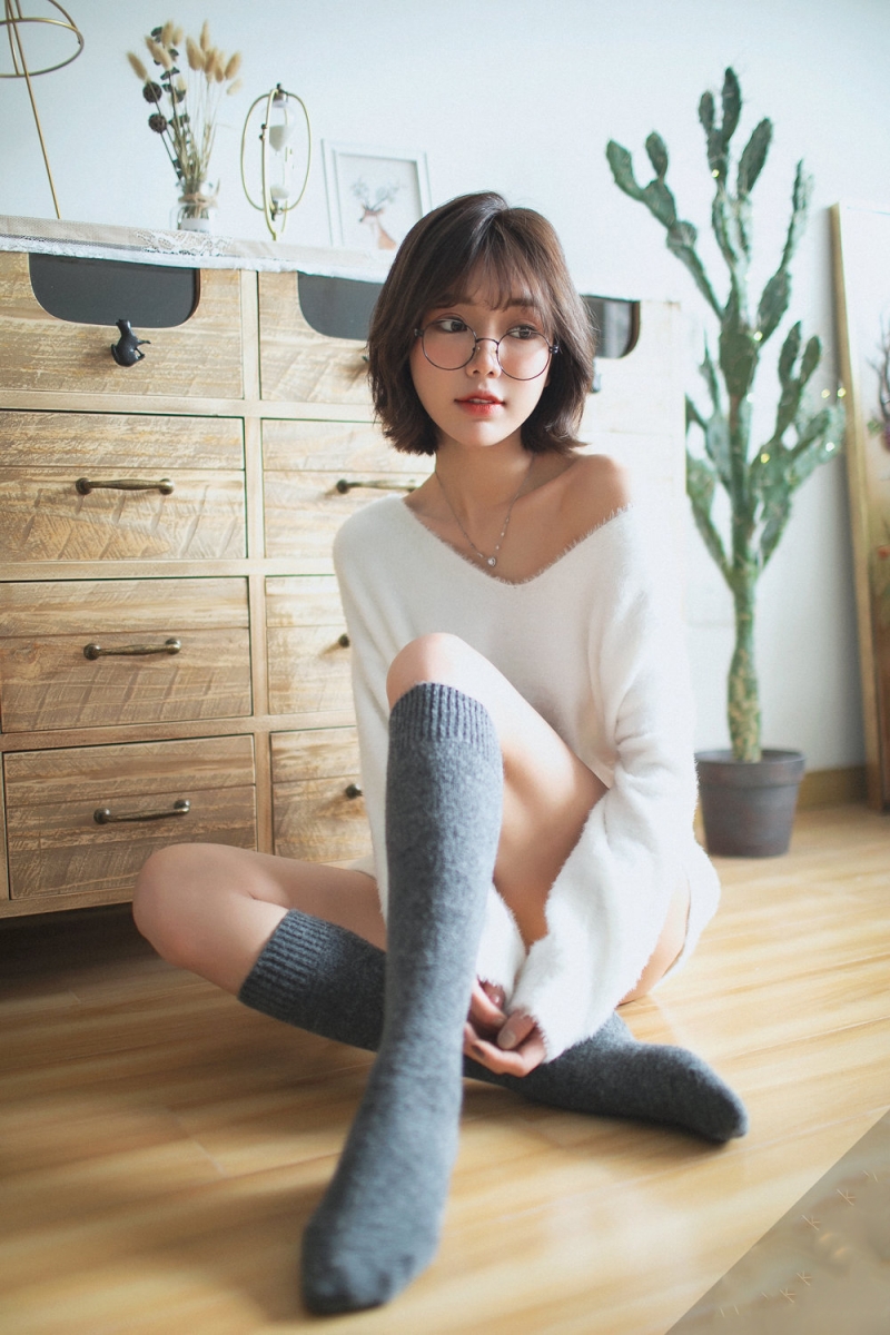 短发妹子黑丝美腿室内个人写真