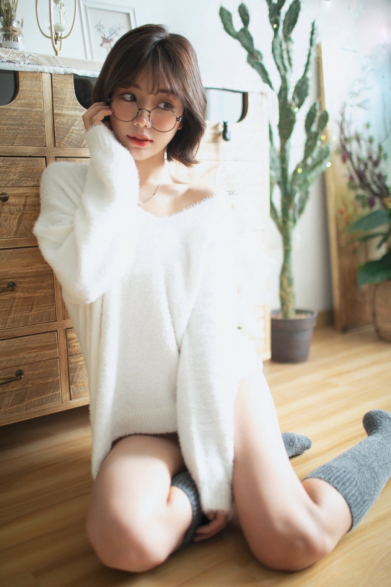 短发妹子黑丝美腿室内个人写真