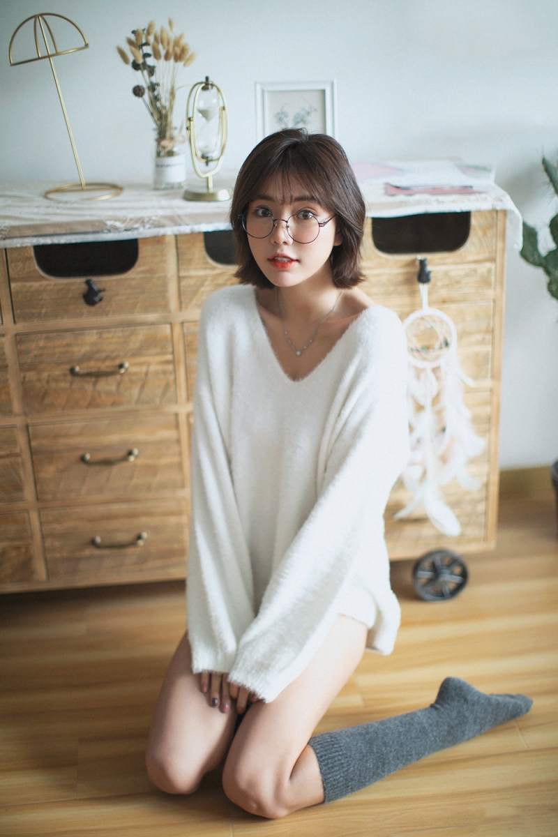 短发妹子黑丝美腿室内个人写真