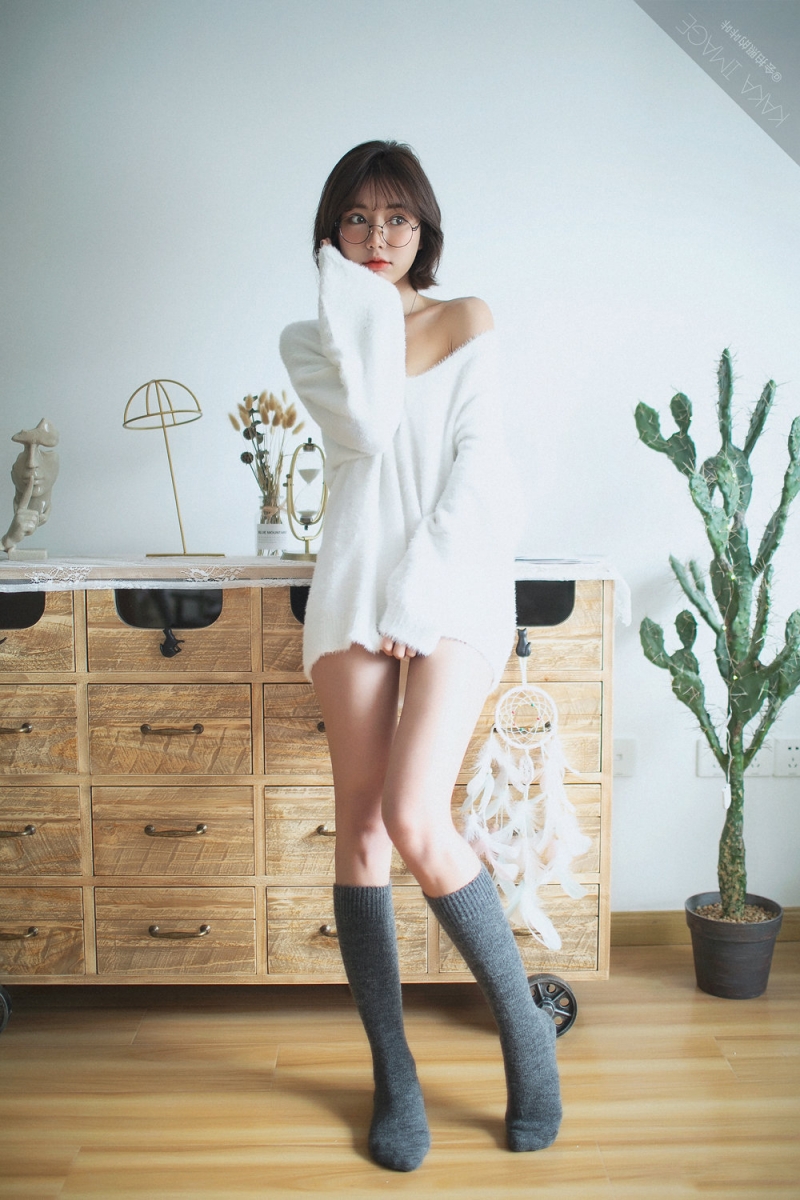 短发妹子黑丝美腿室内个人写真