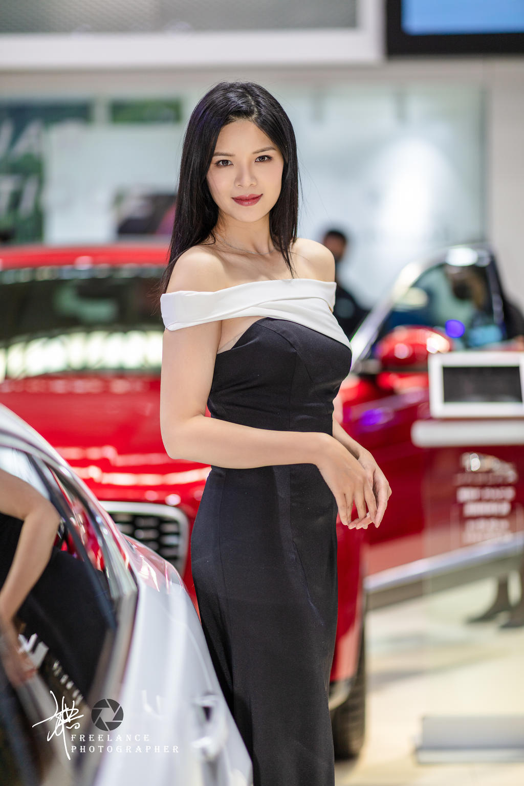 美女车模露肩长裙性感撩人套图