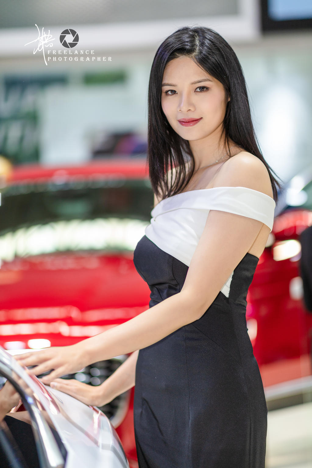 美女车模露肩长裙性感撩人套图