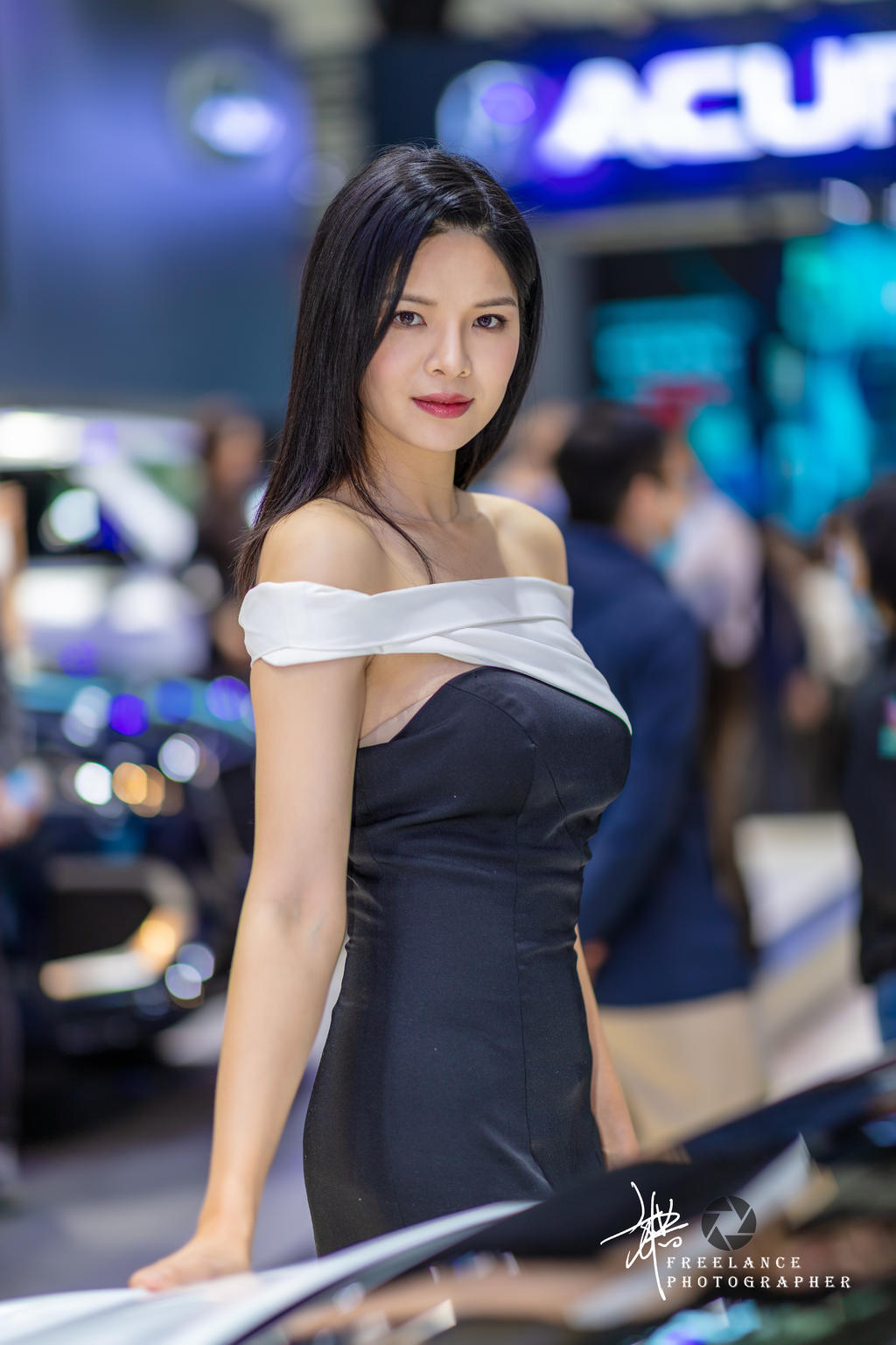 美女车模露肩长裙性感撩人套图