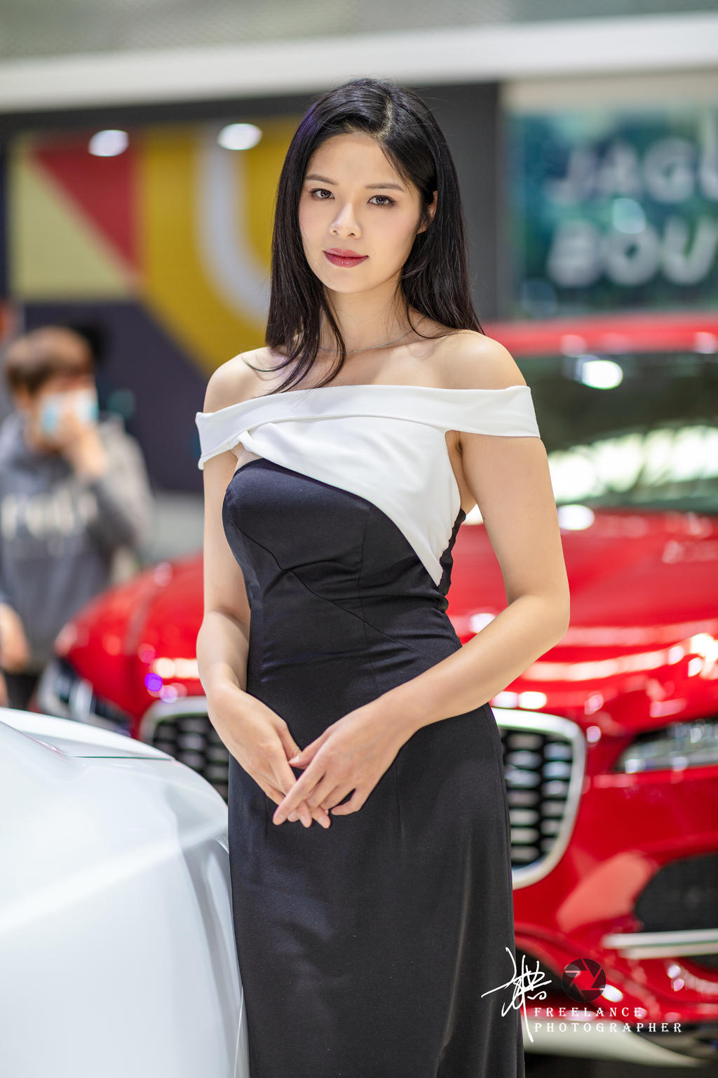 美女车模露肩长裙性感撩人套图