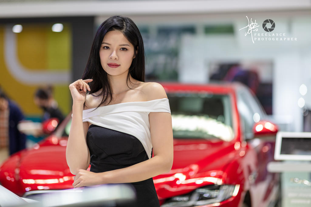 美女车模露肩长裙性感撩人套图