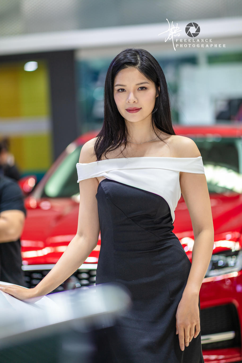 美女车模露肩长裙性感撩人套图