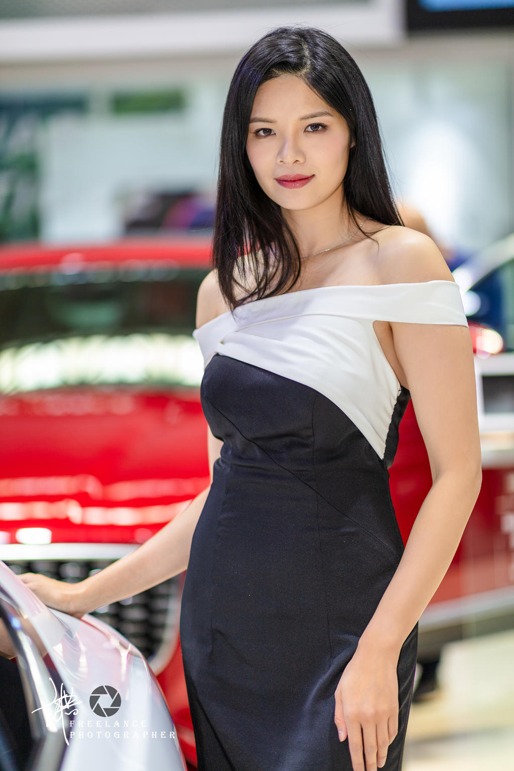 美女车模露肩长裙性感撩人套图