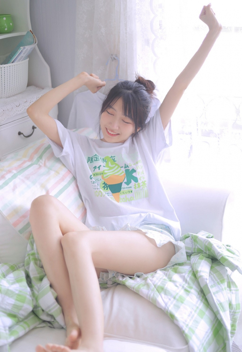 丸子头美女白皙大长腿私房写真