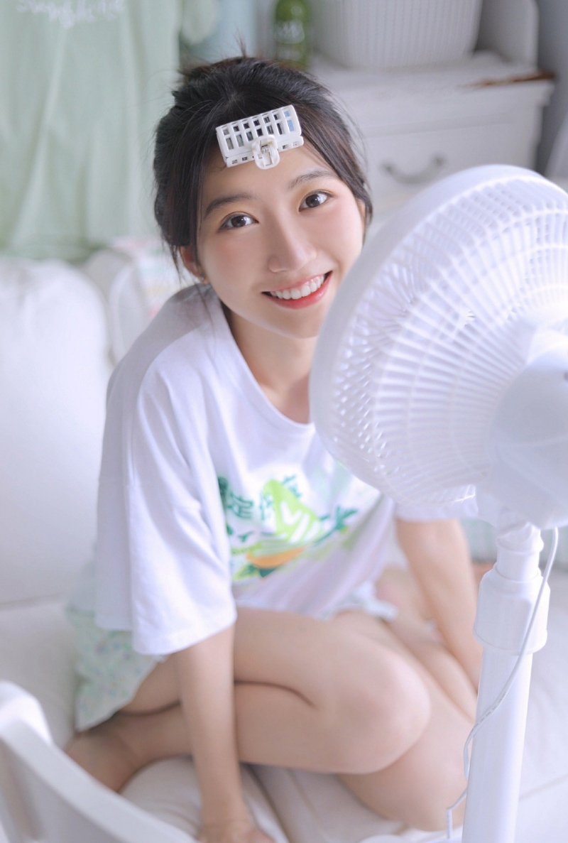 丸子头美女白皙大长腿私房写真