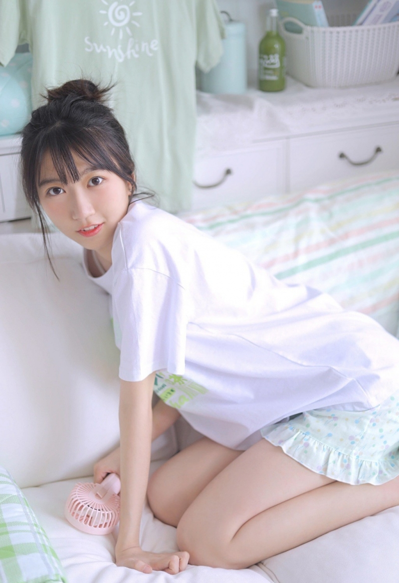 丸子头美女白皙大长腿私房写真