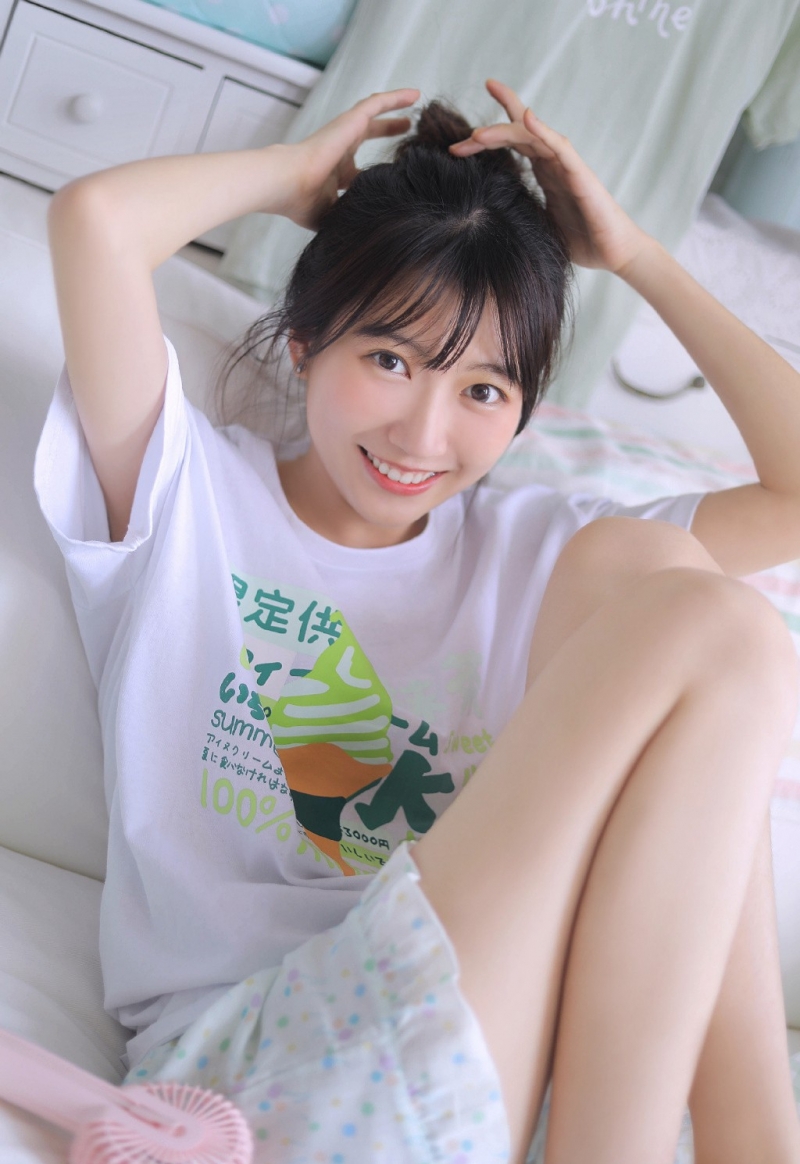 丸子头美女白皙大长腿私房写真