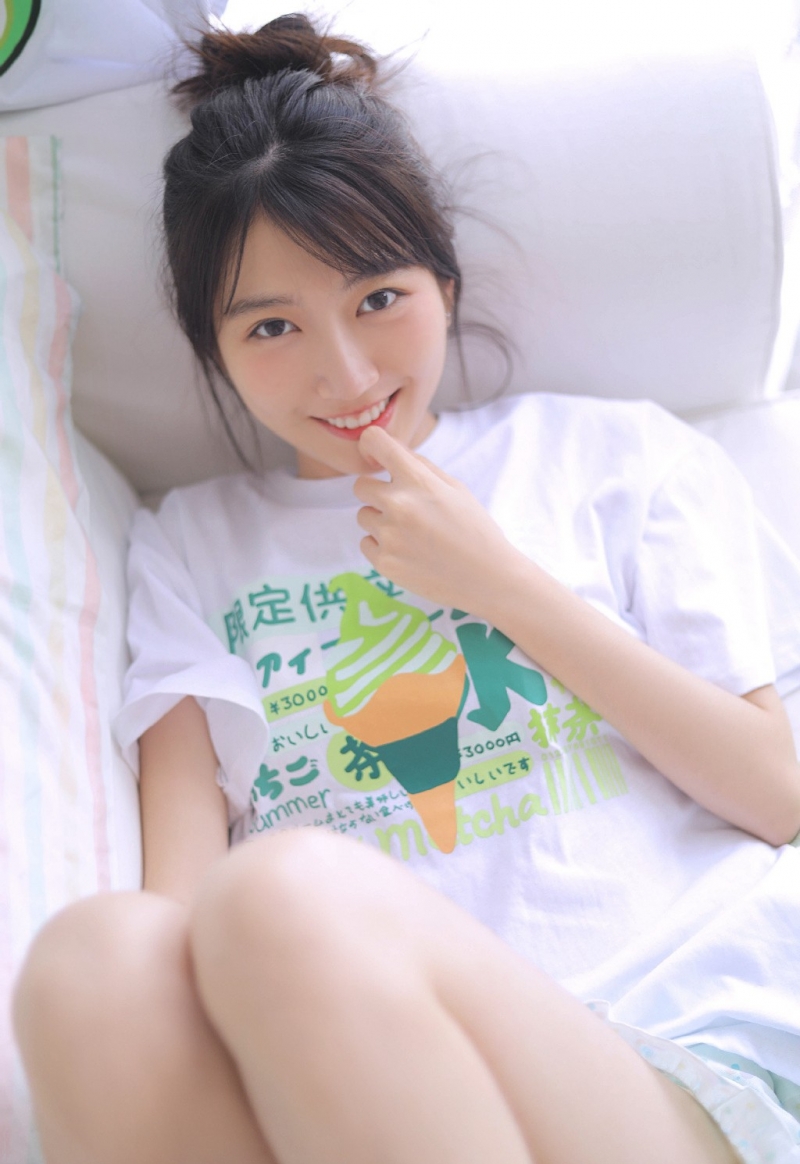 丸子头美女白皙大长腿私房写真