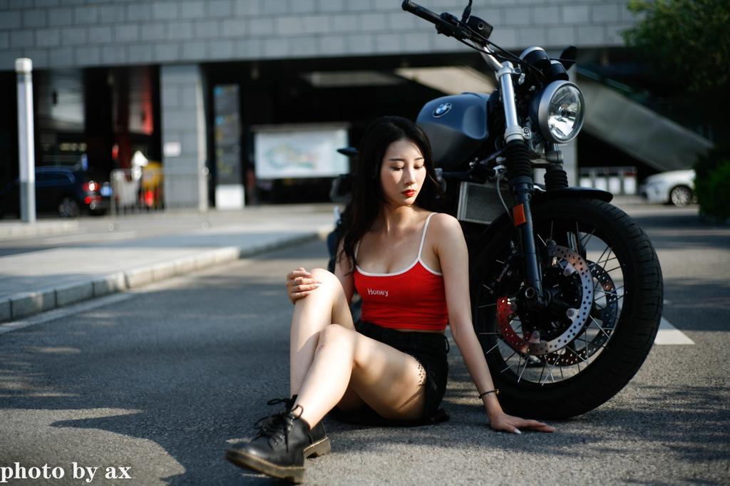 机车美女低胸吊带傲人上围写真