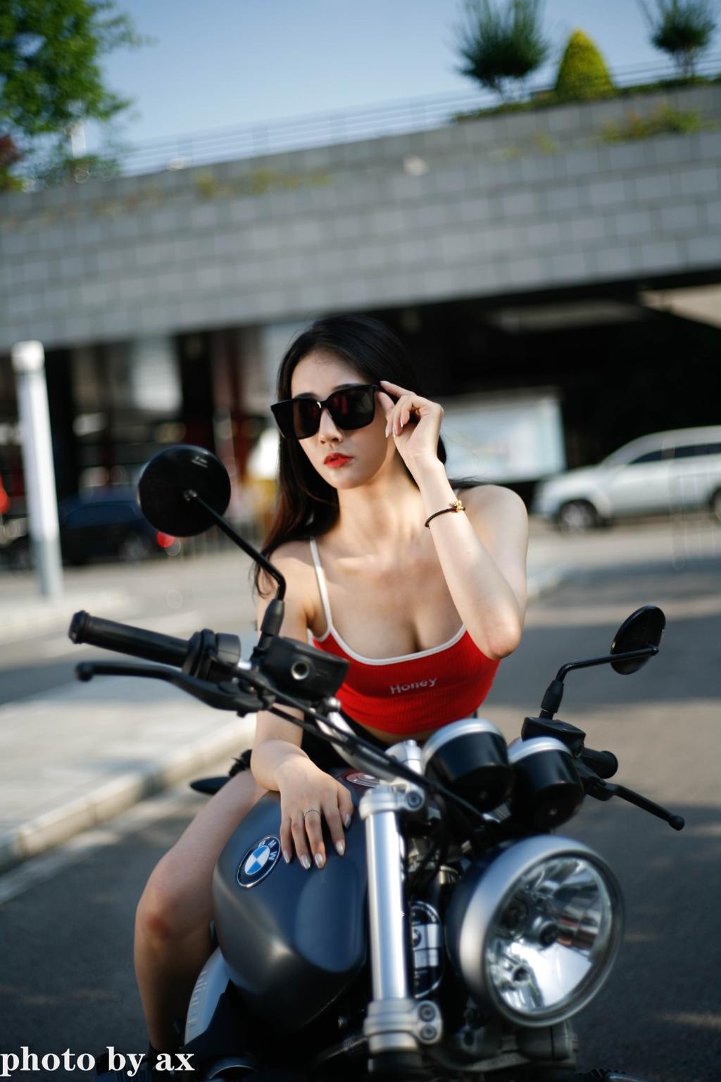 机车美女低胸吊带傲人上围写真