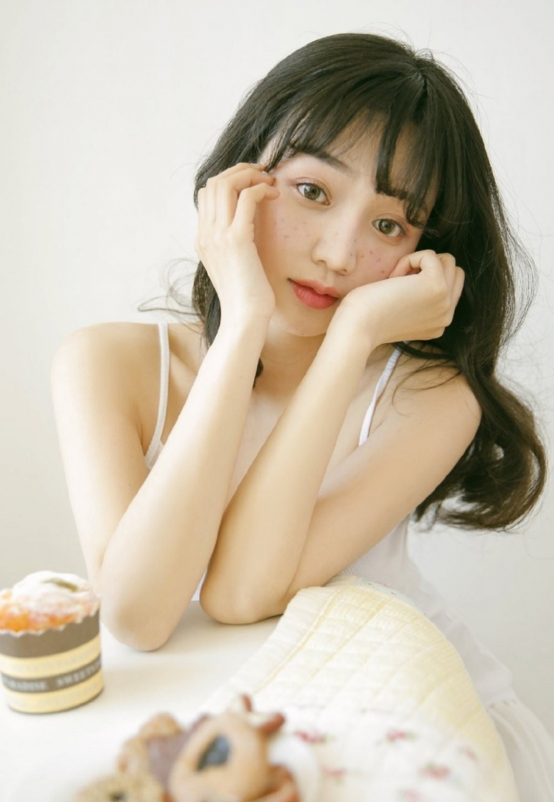 居家美女吊带短裤香肩美腿图片