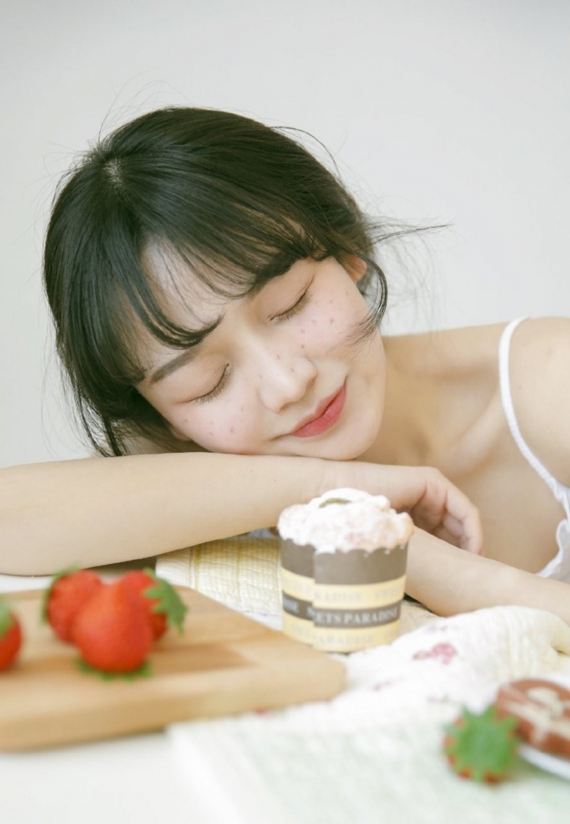 居家美女吊带短裤香肩美腿图片