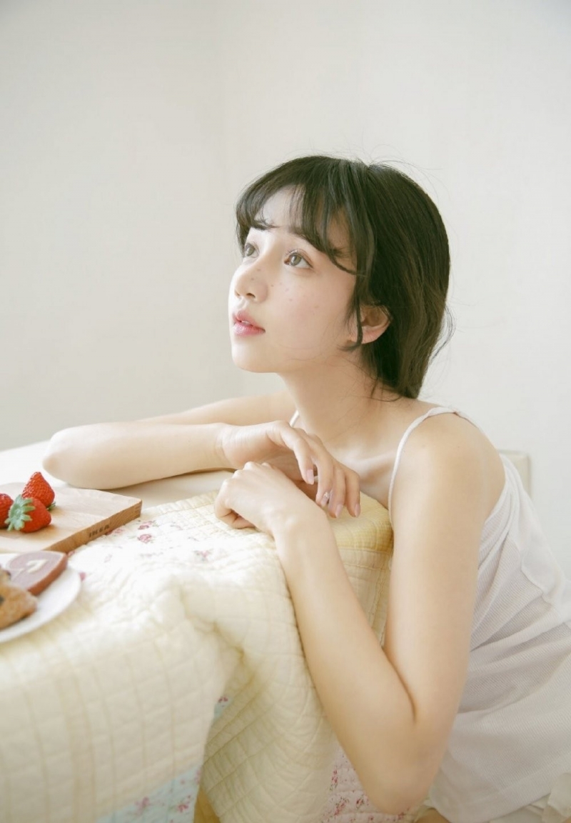 居家美女吊带短裤香肩美腿图片