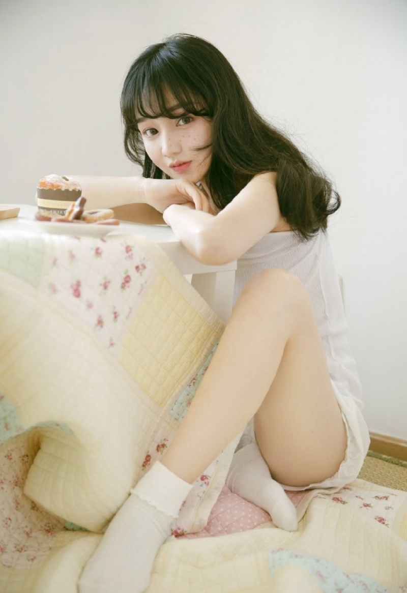 居家美女吊带短裤香肩美腿图片