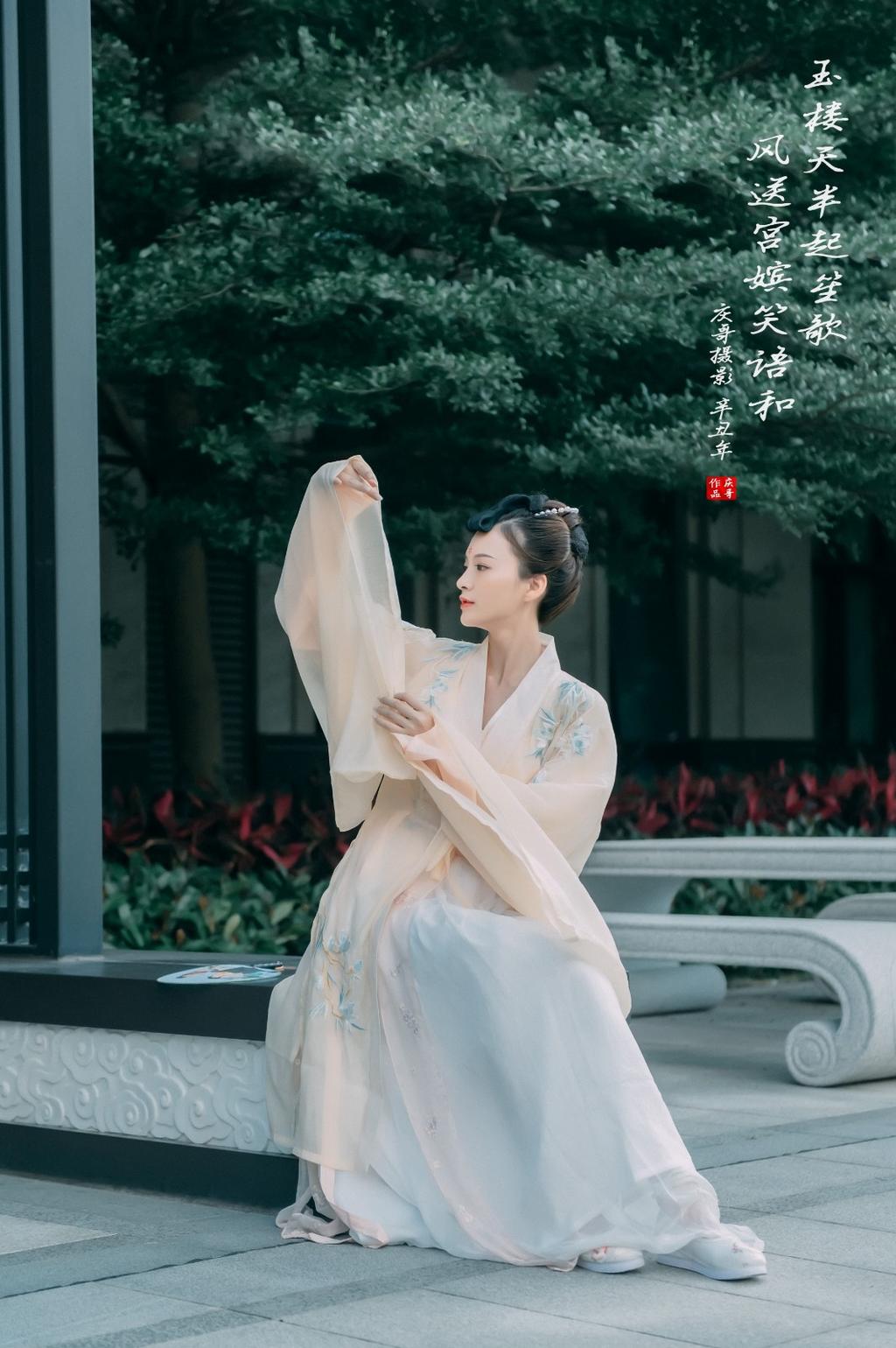 古装美女俏丽容貌婀娜身姿图片