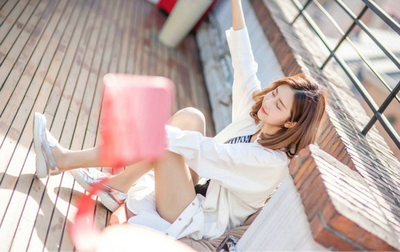 天台美女露齿甜笑美丽大方写真