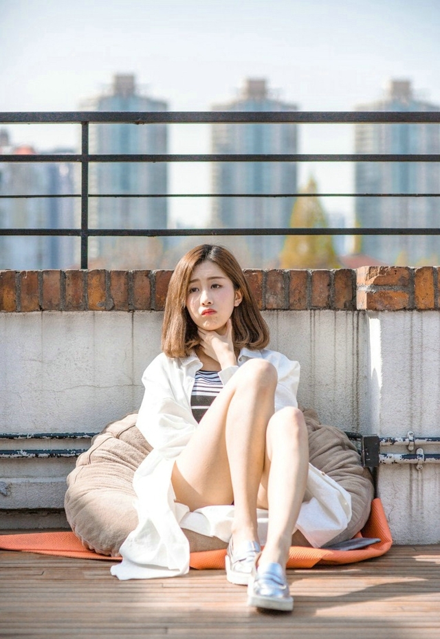 天台美女露齿甜笑美丽大方写真