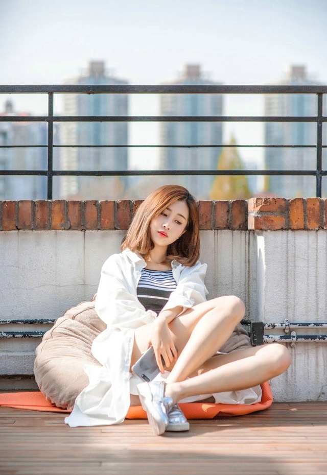 天台美女露齿甜笑美丽大方写真