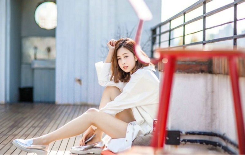 天台美女露齿甜笑美丽大方写真